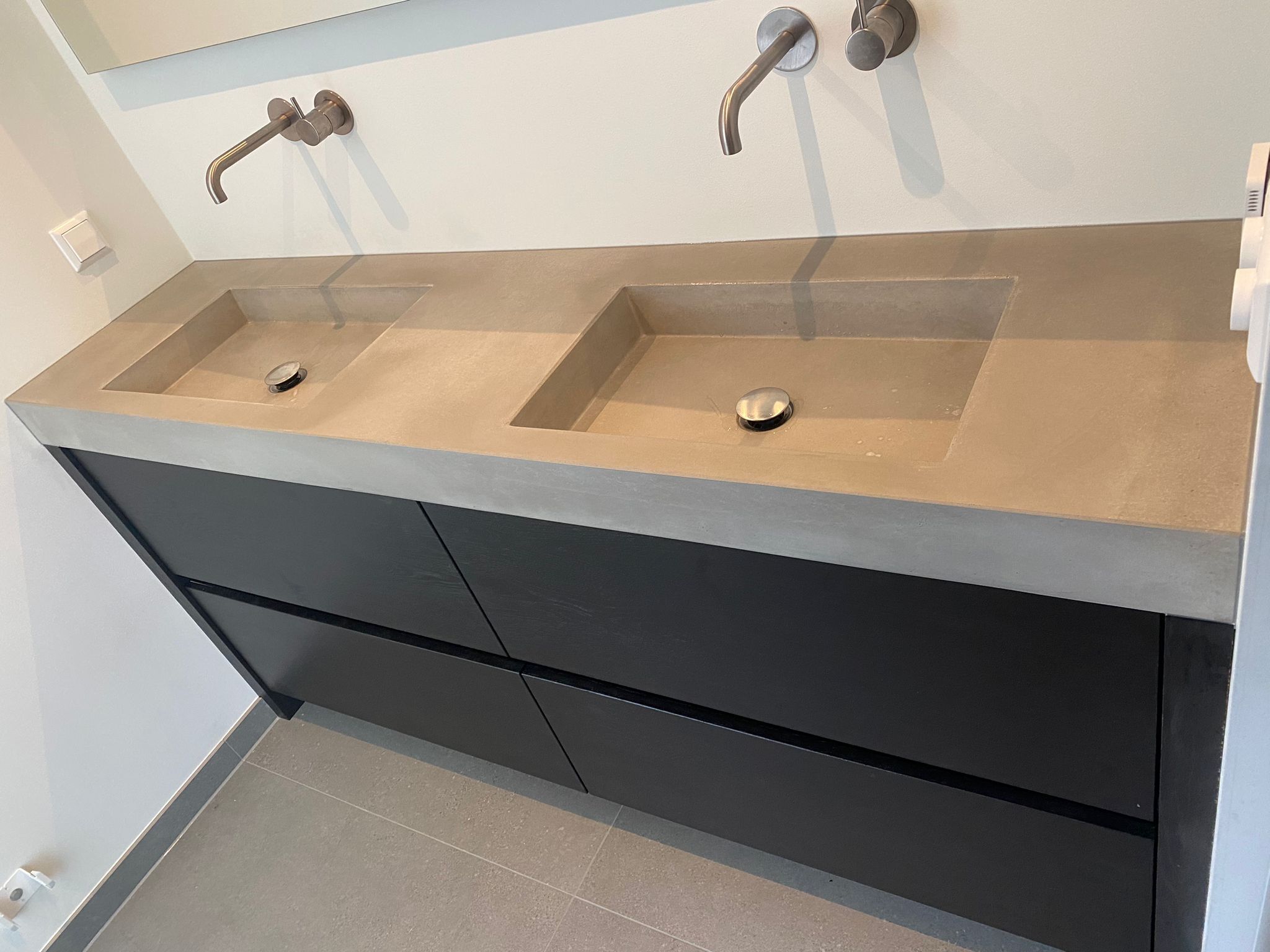 Dubbele wasbak beton grijs