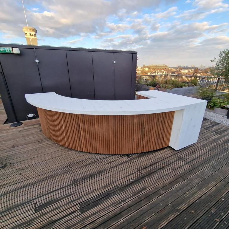 Bar op dakterras op maat gemaakt van fraké hout en HI-MACS
