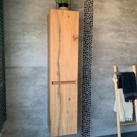 Op maatgemaakte hangende opbergkast in de badkamer met 2 deuren