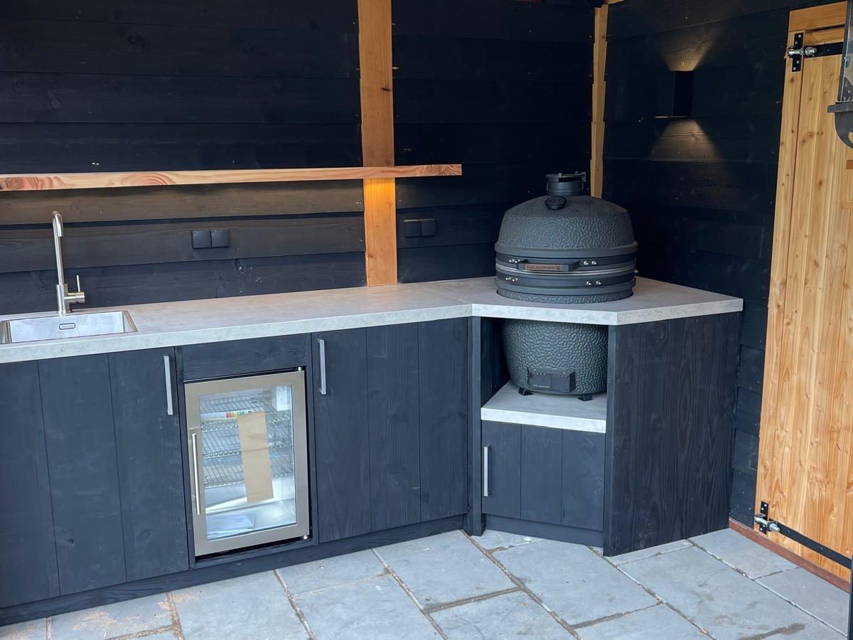 Buitenkeuken met een hoekopstelling voor een buitenkeuken.