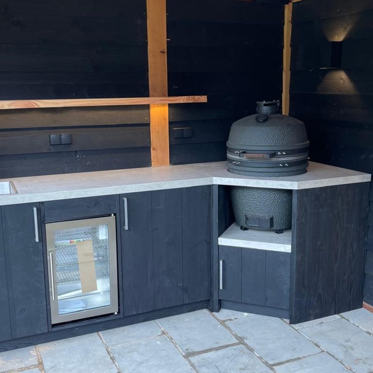 Buitenkeuken met een hoekopstelling voor een buitenkeuken.