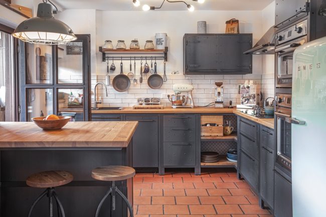 Een stalen keuken met houten accenten met industriële stijl