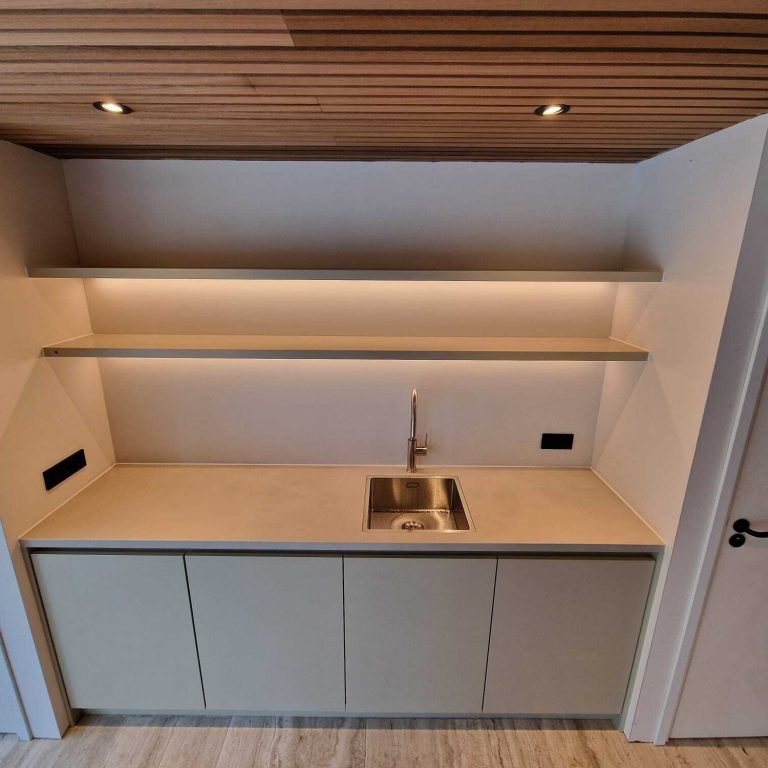 Keuken in tuinkamer met dubbele legplank en led verlichting