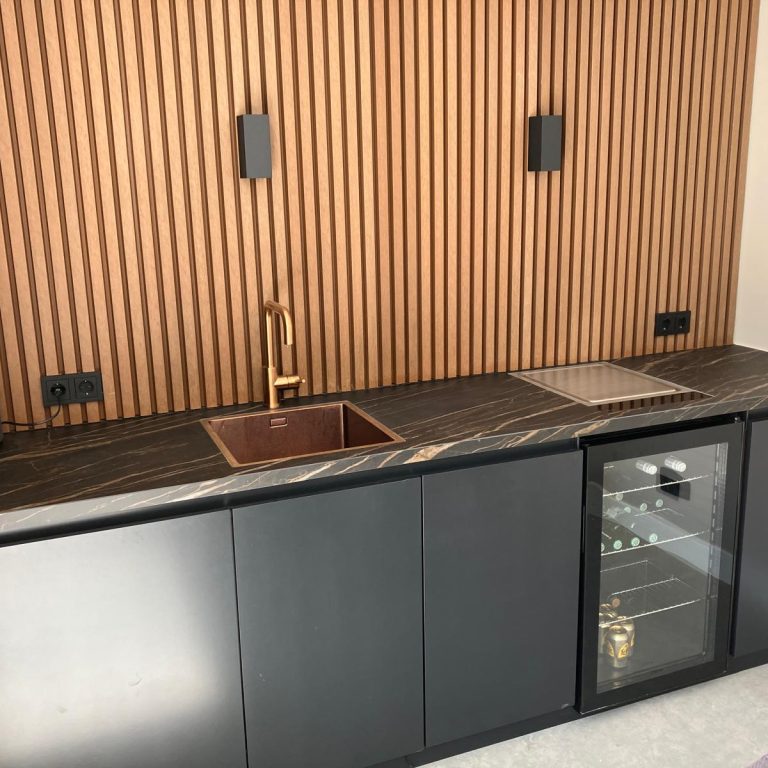 Buitenkeuken op maat gemaakt. Met spoelbak en koelkast.