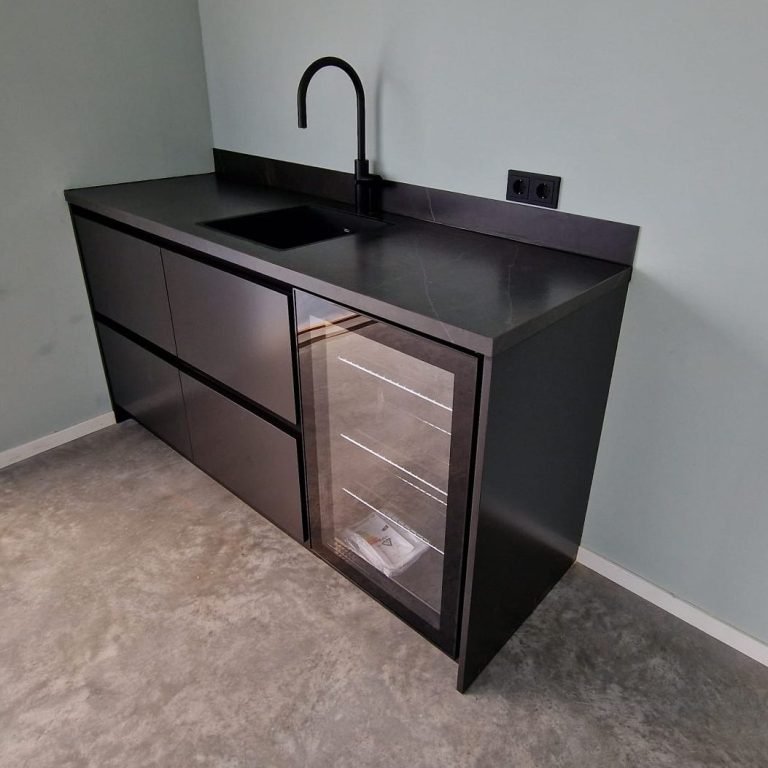 Keuken met wijnkoeler in buitenverblijf