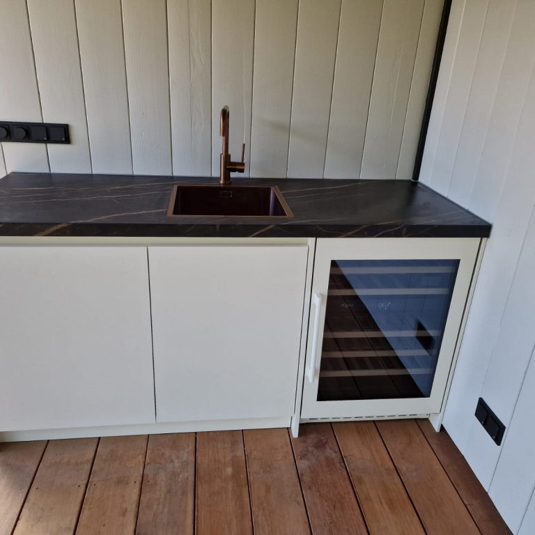 Buitenkeuken met wijnkoeler op kleur. Maatwerk geleverd.