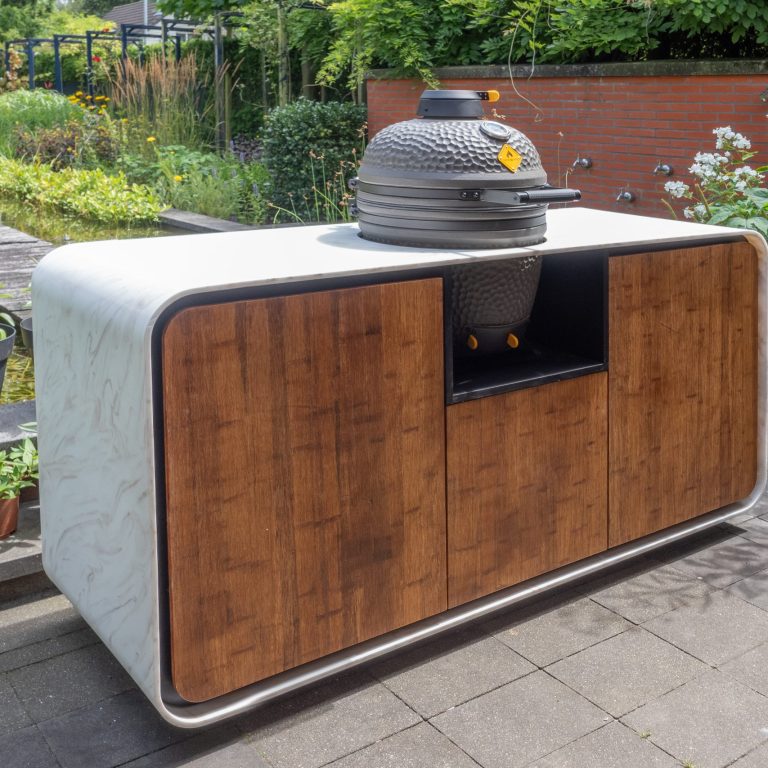 Unieke maatwerk buitenkeuken met ronde hoeken en een Boretti Barbecue