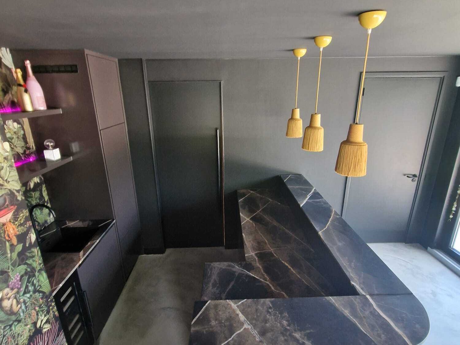 Bar met latten en ledverlichting en marmer blad