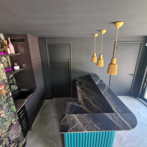 Bar met latten en ledverlichting en marmer blad