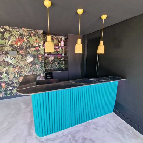 Bar met latten en ledverlichting en marmer blad