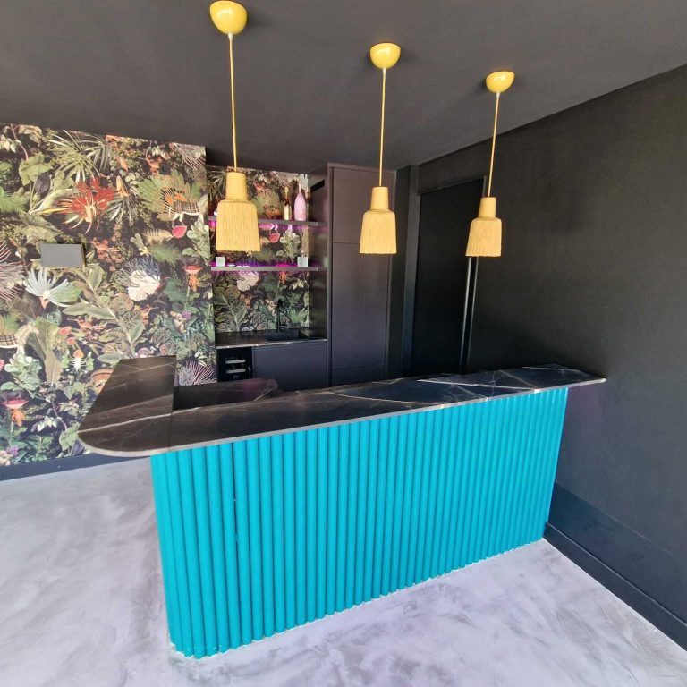 Bar met latten en ledverlichting en marmer blad