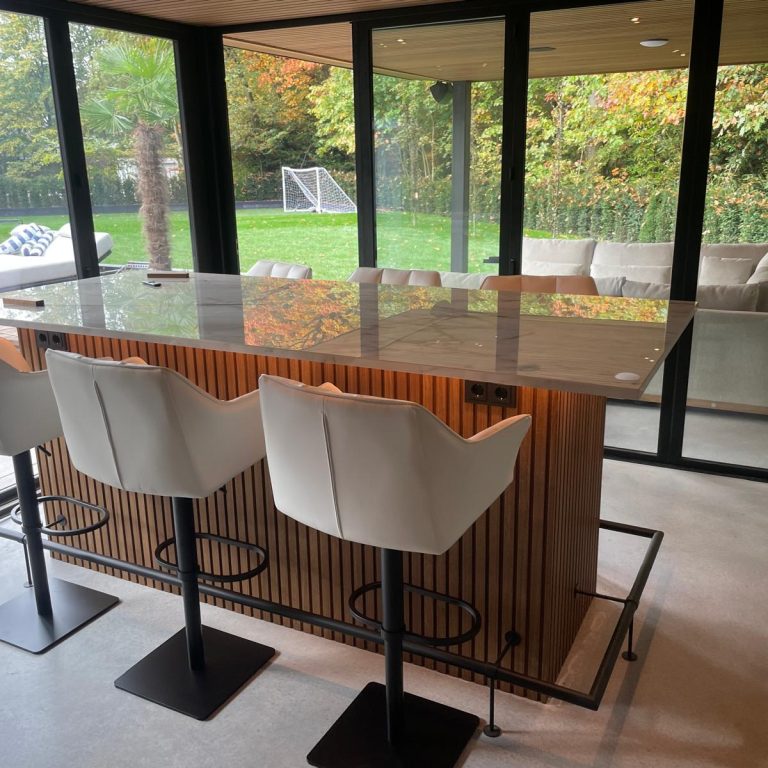 Bar voor binnen in een tuinkamer. Op maat gemaakt met led verlichting