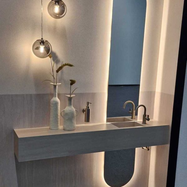 Toiletfontein van Keramiek. Op maat gemaakt. Strak design.