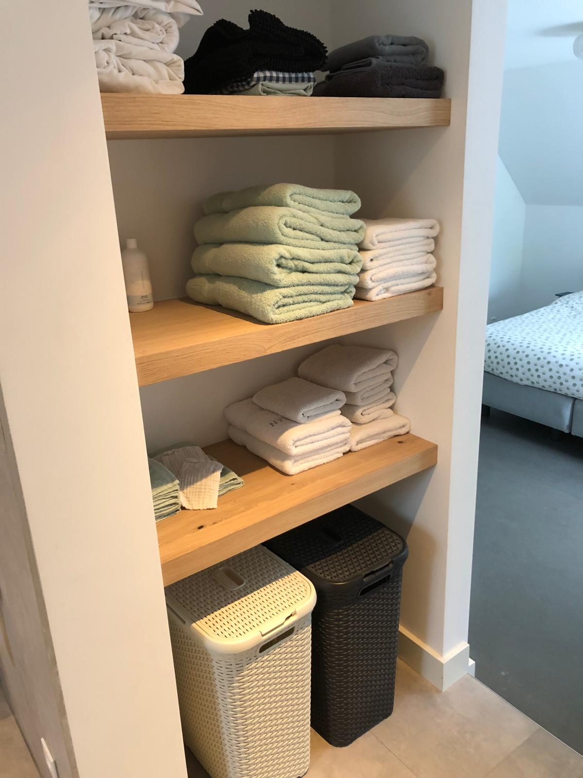Eiken schappen passend in badkamer op maat gemaakt.