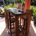 Douglas buitentafel met op maat stoelen. Bar tafel