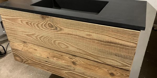 Outlet model van badmeubel met oud grenen kast en zwarte bak