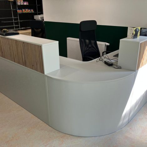 Maatwerk balie voor in een dierenkliniek. Balie voor zakelijke klant, met ronding