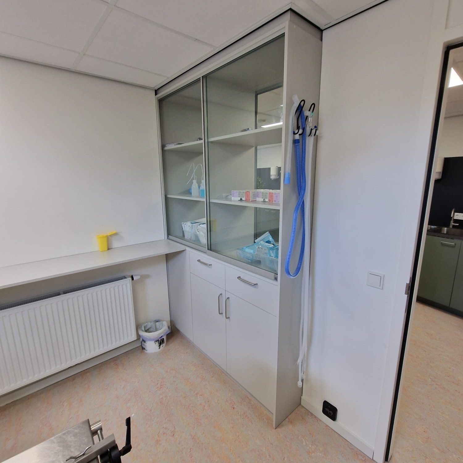 Dierenkliniek doorgeefkast met lades en kastjes.