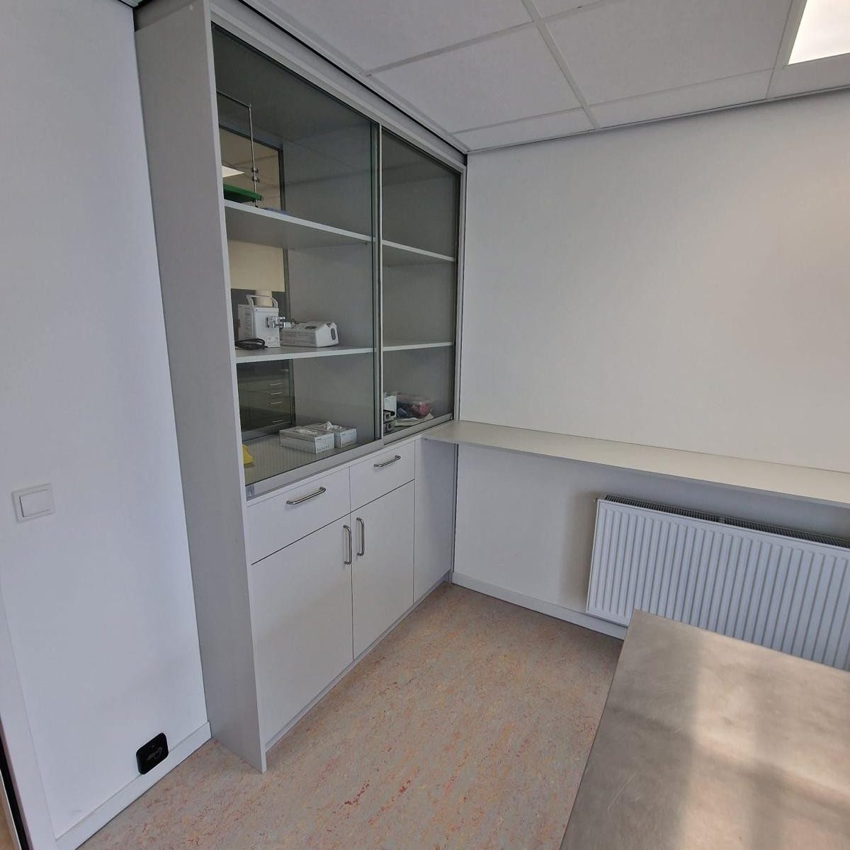 Dierenkliniek doorgeefkast met lades en kastjes.