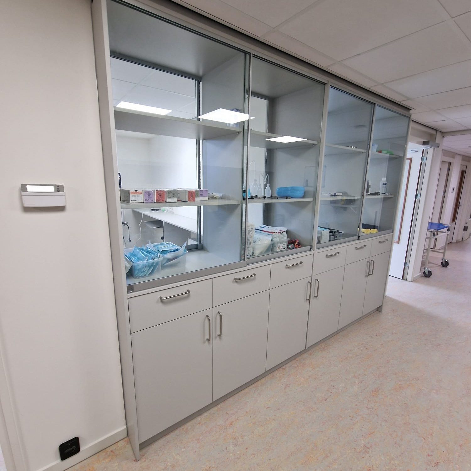 Dierenkliniek doorgeefkast met lades en kastjes.