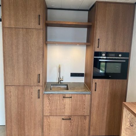 Maatwerk compacte keuken met oven, led verlichting en kasten