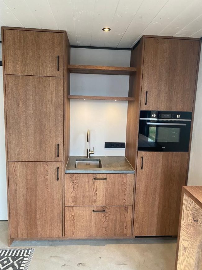 Maatwerk compacte keuken met oven, led verlichting en kasten