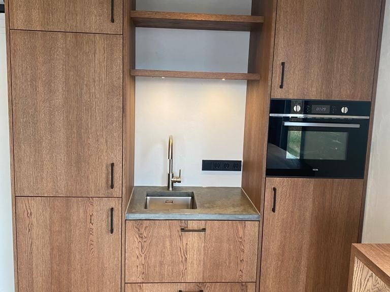Maatwerk compacte keuken met oven, led verlichting en kasten